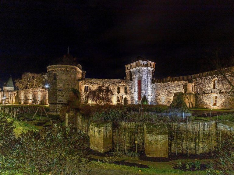 Blick auf den Beleuchteten Stadtgraben in Andernach