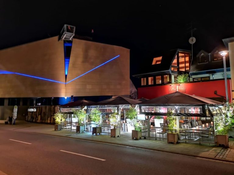 Bild bei Dunkelheit von der Pfeffermühle und dem Geysir Zentrum in Andernach