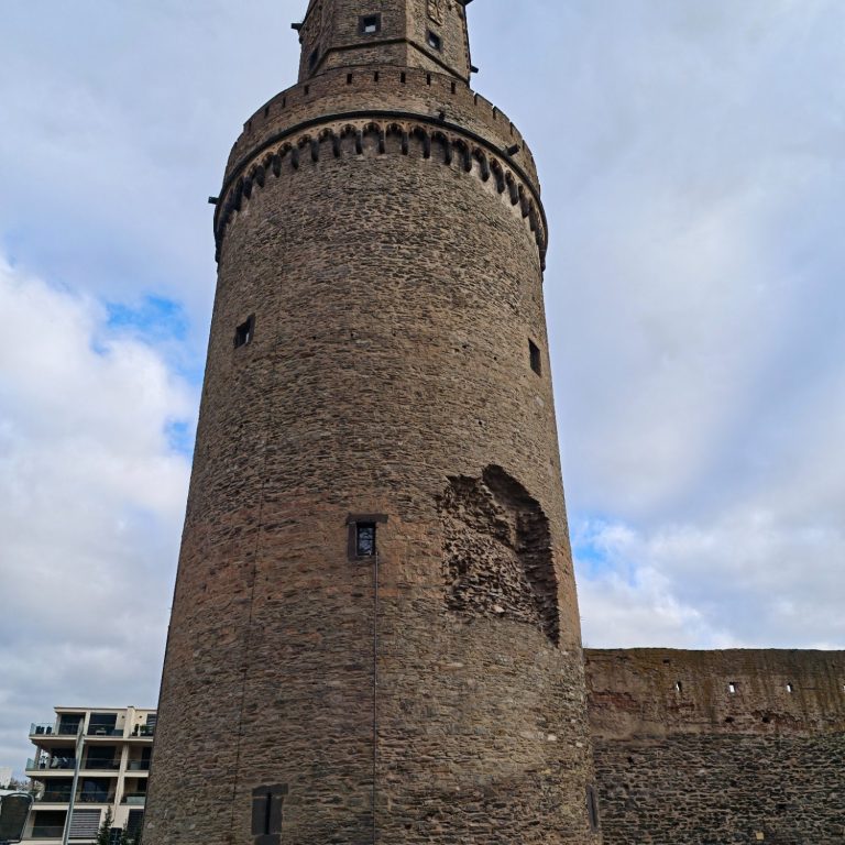 Runder Turm mit Kanonenkugel Loch in Andernach